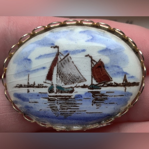 Vintage Delft Sailing Ships pin in original box, porcelain, gold loop trim 1.25” - Picture 7 of 7
